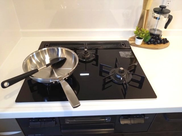 同時調理が可能な3口コンロ！　※小物は価格に含んではおりません