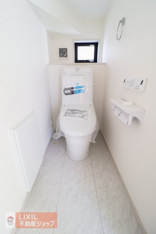 細かな温度調節ができ、清潔・快適に使用できる温水洗浄機能付トイレを採用しています。