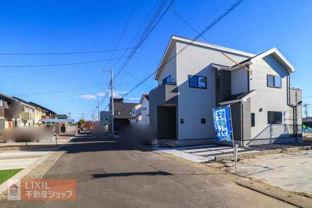 前面道路の現地完成写真です。ゆとりのある道幅や楽々駐車など、現地でご確認ください。
