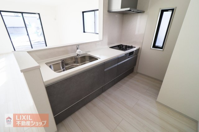 家族でのコミュニケーションがとれる対面型システムキッチンです。横一列にシンクとコンロをまとめたシンプルな形です。