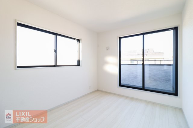 二面採光で太陽光が部屋に入りやすく、日中はとても明るいです。