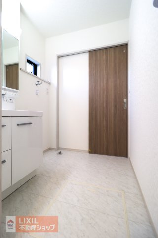 洗面脱衣所はゆったりとしたスペースで使いやすいです。洗面化粧台には豊富な収納を設けています。