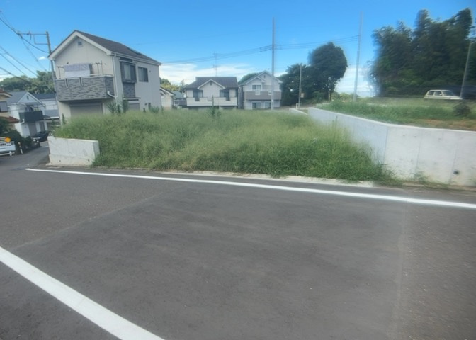 土地の形が極端に長細かったり、狭小地、あるいは道路との高低差がある傾斜地だった場合、後々売ろうとしても買い手がつかない場合もあります。後々、売却することになった時に価値の下がらない土地を選びましょう。