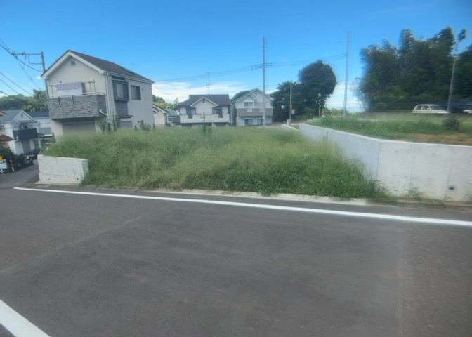 土地の面積＝住宅面積ではありません。建ぺい率の問題などで、土地のある場所によって住宅を建てられる面積は限られています。高さもしかり、「土地」という言葉の中には、建築条件も含まれると考えておきましょう。