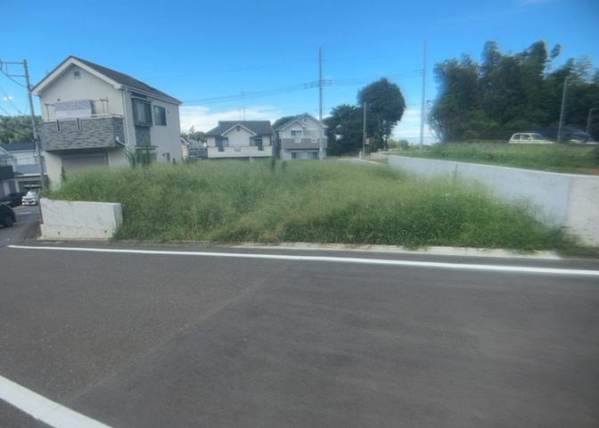 家を建てる場合、方位は要チェックです。現実的に日当たりのよい家ならばリビングは南側、建築基準法でも北側に当たる家への配慮は求められています。土地を見学に行く際は、方位磁針を持って行くようにしましょう。