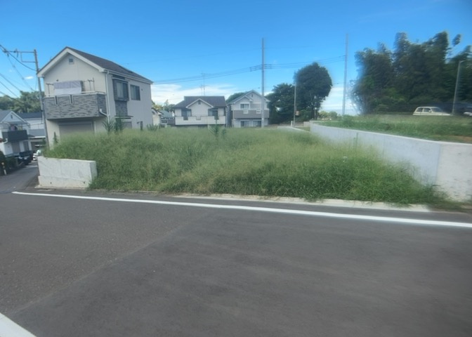 土地の前の道路に消火栓が設置されていることがあります。この場合、道路交通法第45条第1項により、駐車禁止の場所が指定されています。そのため、車庫などの駐車スペースをつくることができない場合があります。