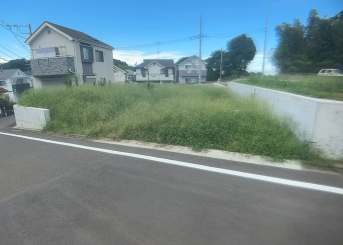 現地に行くなら、物件の周囲の地形がどうなっているかを見ることも大切です。周辺より低くなっている土地では、大雨などで水が集まりやすいため、地盤が弱くなっているということも考えられるため、注意が必要です。