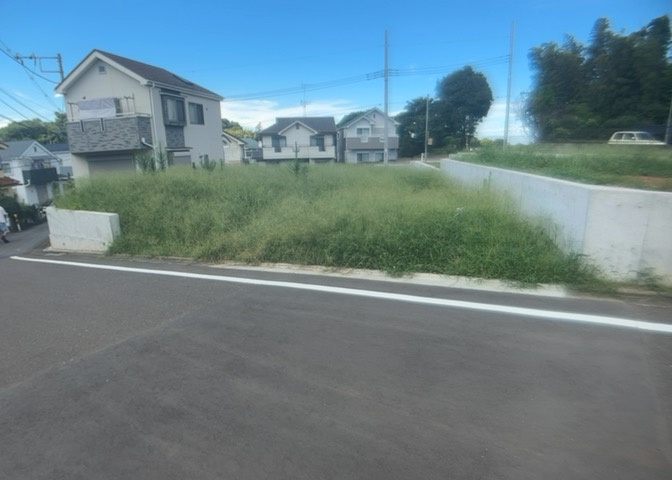 土地購入を検討されている場合、境界杭がない状態で購入してしまうと境界確定測量をする必要があり、費用がかかります。購入の前に、売主、隣土地所有者立ち合いのもと境界を確定し境界杭を設置するのがベストです。