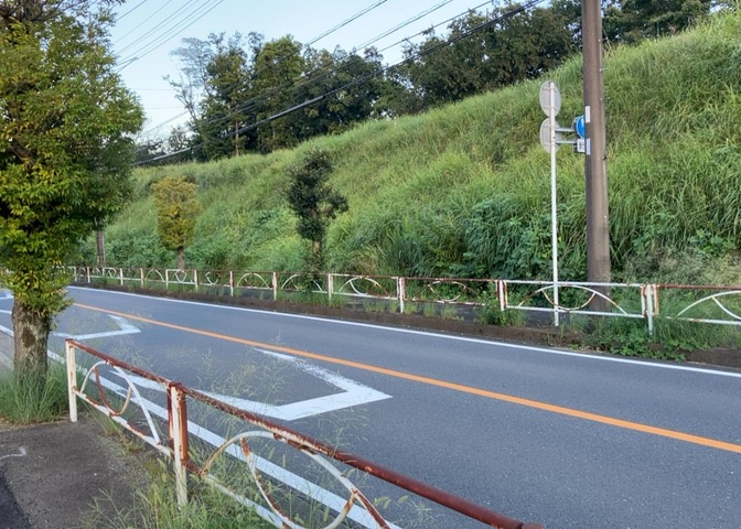 土地の面積＝住宅面積ではありません。建ぺい率の問題などで、土地のある場所によって住宅を建てられる面積は限られています。高さもしかり、「土地」という言葉の中には、建築条件も含まれると考えておきましょう。