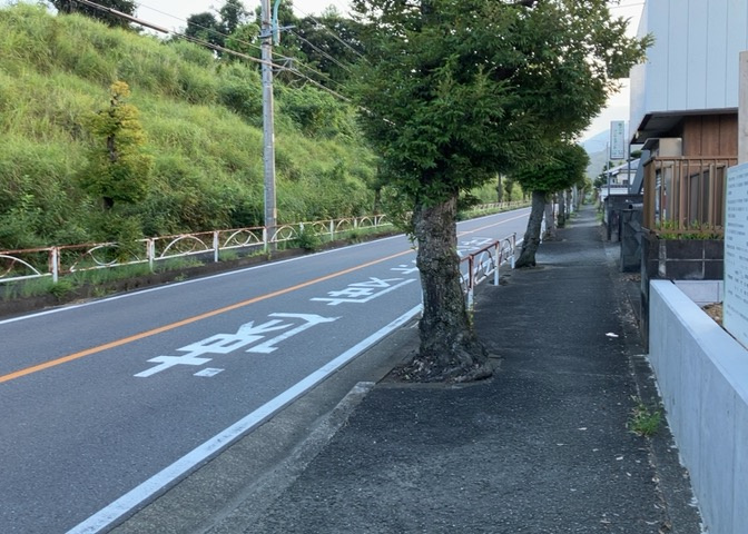 家を建てる場合、方位は要チェックです。現実的に日当たりのよい家ならばリビングは南側、建築基準法でも北側に当たる家への配慮は求められています。土地を見学に行く際は、方位磁針を持って行くようにしましょう。