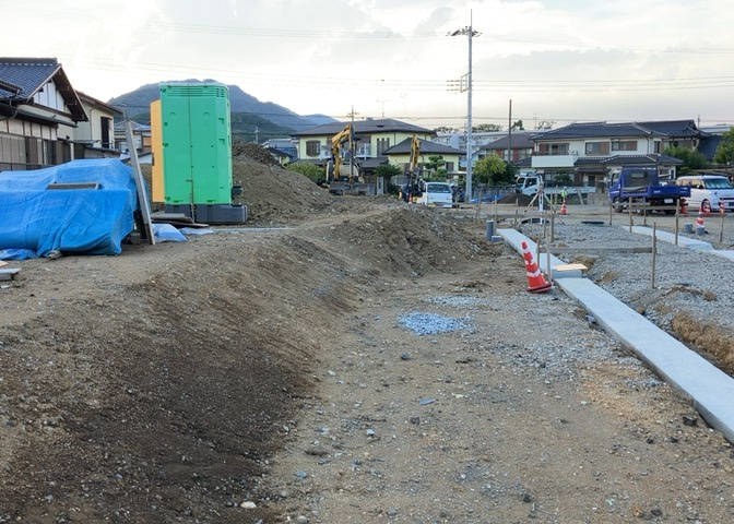 土地を買う際、住む地域の自治体や福祉の補助制度にも注目してみましょう。子供や老人の医療補助やゴミ出しのルールなど、自治体によってルールに大きな違いがあるため、暮らしやすい土地で判断するとよいでしょう。