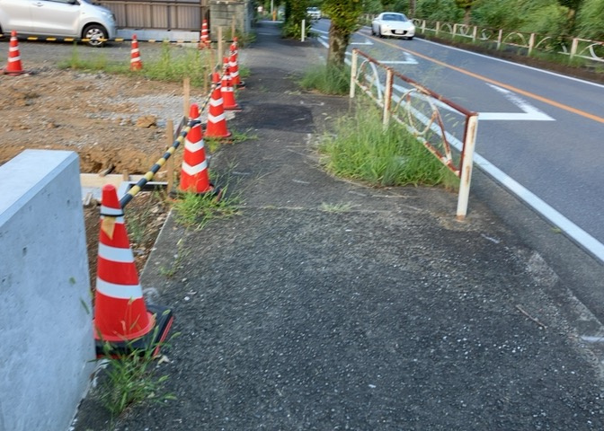 土地の前の道路に消火栓が設置されていることがあります。この場合、道路交通法第45条第1項により、駐車禁止の場所が指定されています。そのため、車庫などの駐車スペースをつくることができない場合があります。