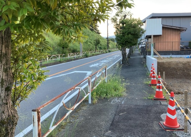 現地に行くなら、物件の周囲の地形がどうなっているかを見ることも大切です。周辺より低くなっている土地では、大雨などで水が集まりやすいため、地盤が弱くなっているということも考えられるため、注意が必要です。
