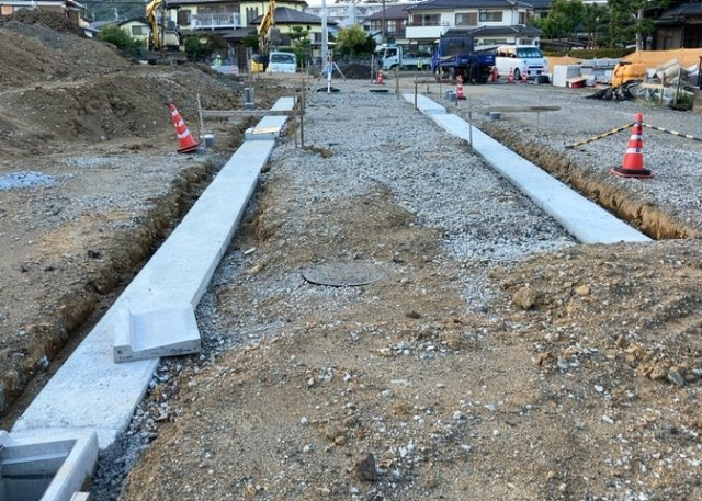 土地購入を検討されている場合、境界杭がない状態で購入してしまうと境界確定測量をする必要があり、費用がかかります。購入の前に、売主、隣土地所有者立ち合いのもと境界を確定し境界杭を設置するのがベストです。