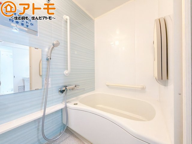 浴室は落ち着いた色のパネルでゆったりと過ごせる空間です。お風呂で一日の疲れを癒しましょう♪