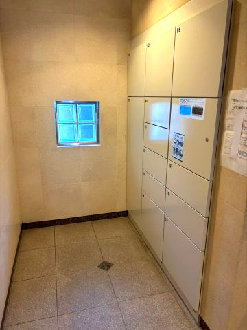 【宅配ボックス】　不在の時間が多くても、いつでも荷物の受け取りが可能です。