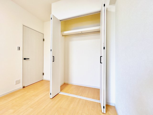北西側6.1帖洋室の収納