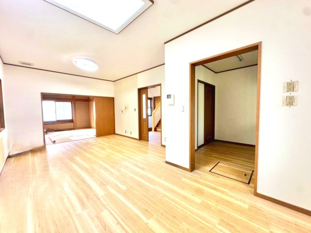 リビングです。キッチン、和室に繋がっております。家事動線がスムーズな間取りです。