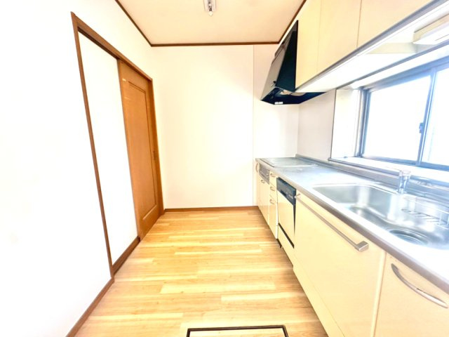 きれいなキッチンです。玄関側にもドアがあり家事動線がスムーズとなっております。