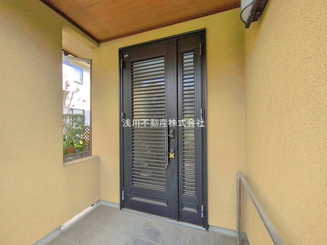 ～玄関は安心のWロックキーを採用～