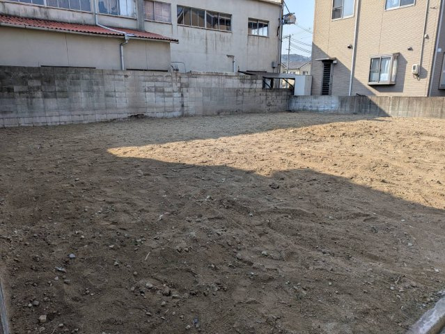 奥行きと形状のバランスが良い約50坪の整形地で、敷地全体を無駄なく使える点が魅力。間口と奥行きにゆとりがあり、建物配置や駐車スペース、日当たりや生活動線を考えた住まいづくりが可能。