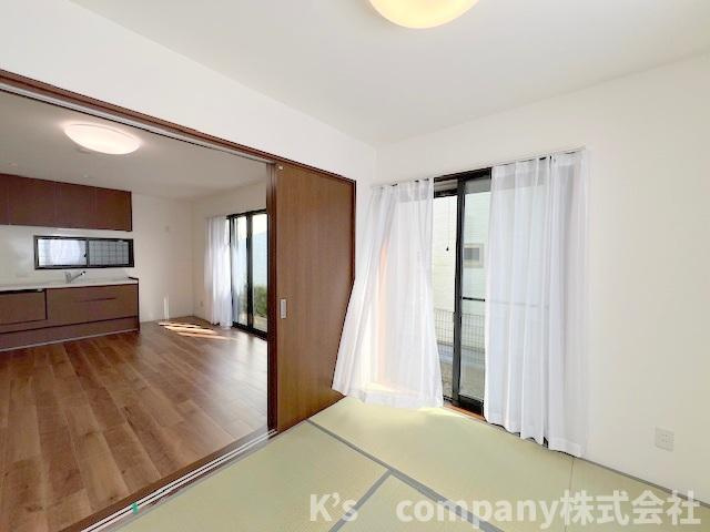 和室の引き戸を開放してお使いいただくとリビングがより広く感じられます◇