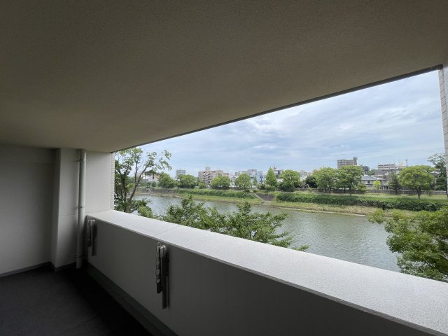 バルコニーからは白川が望めます。