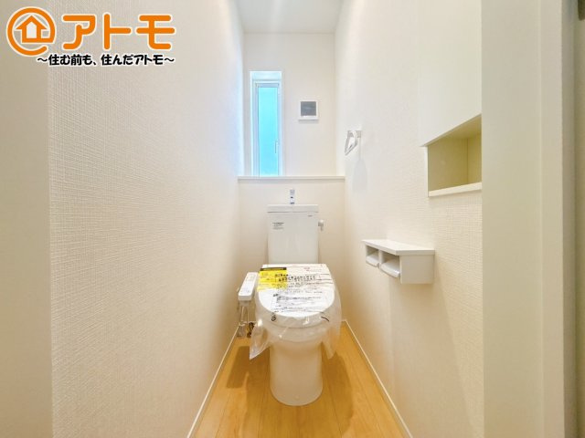 窓があり換気もすぐにできる、清潔感のあるトイレです♪