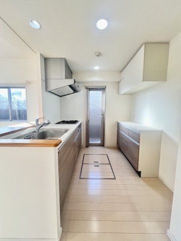 対面キッチンなので料理をしながらお子様との会話も楽しめます(^^)