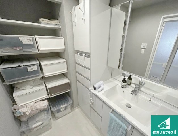 清潔感のある洗面台です。フラットな鏡は掃除がしやすく毎日清潔！鏡裏には収納があるのでスッキリとした洗面台が保てます。