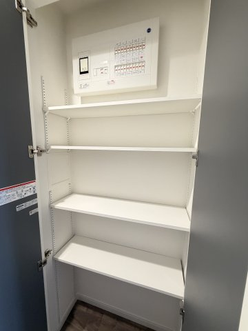 収納力もある明るい洗面所は、大量のストックもスッキリと片付きます。　