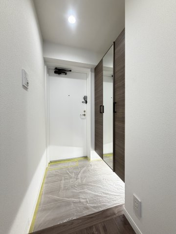 大きな鏡のついた玄関で、お出かけ前の身だしなみチェックもバッチリです。　