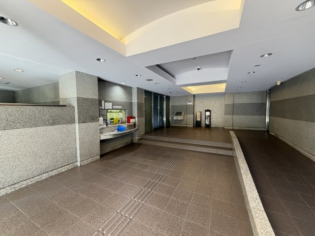 管理人室もあり、防犯面でも安心のエントランス。