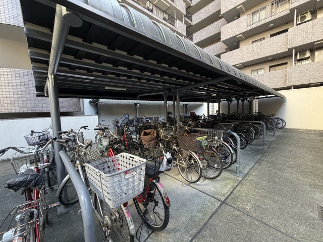 屋根付きの駐輪場で、サビや汚れの心配も不要。　