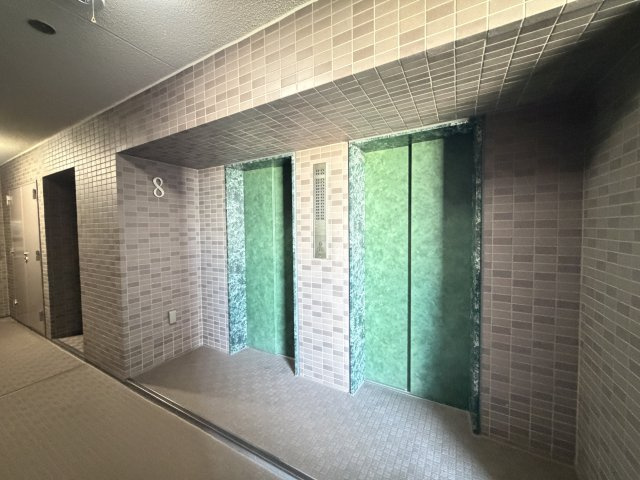 重たい荷物を持っていても、エレベーターがあれば安心です。　