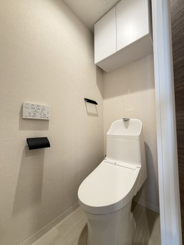 温水洗浄便座付きの清潔感あるトイレは、落ち着いた空間に。　