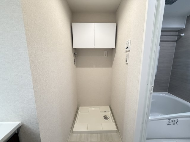 洗濯機置き場の上にも収納スペースがあり、小さなお子様の洗剤等の誤飲も心配不要。　