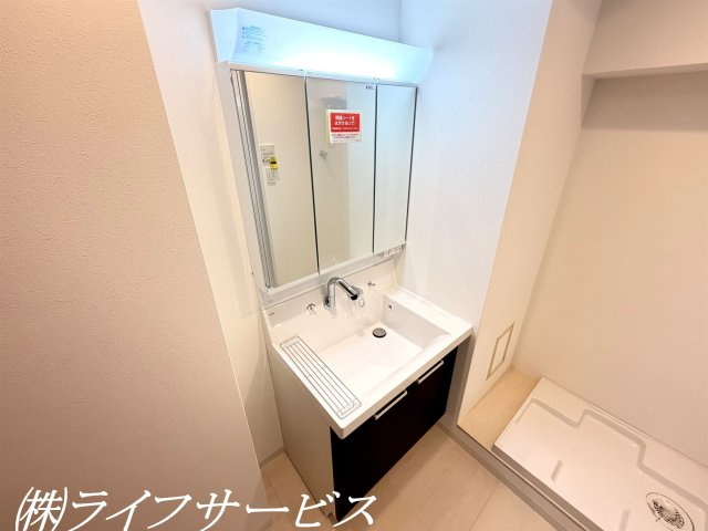 三面鏡付洗面化粧台／鏡の裏に小物を収納可能です！