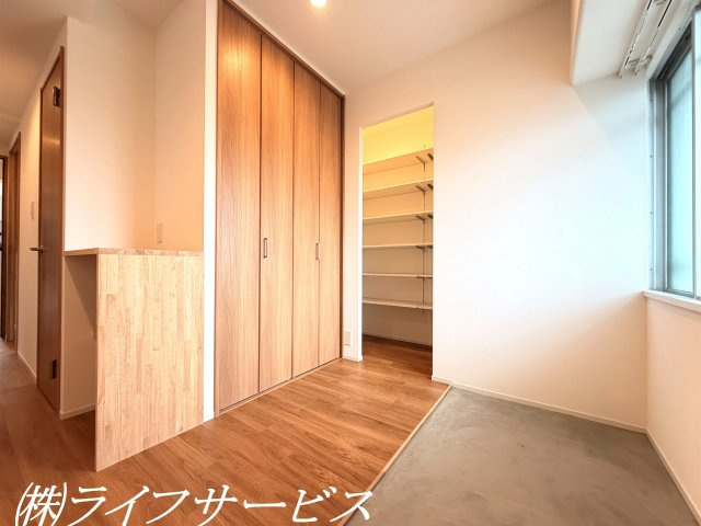 玄関／広々とした玄関は土間が広く設けられています。ベビーカーやお子様のお外用のおもちゃ置場などにもおすすめです！