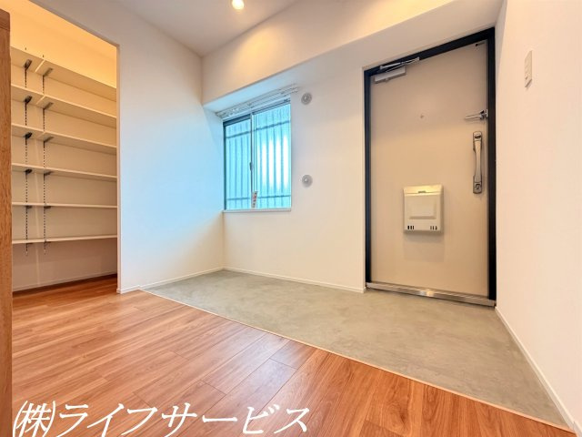 玄関／広々とした玄関は土間が広く設けられています。ベビーカーやお子様のお外用のおもちゃ置場などにもおすすめです！