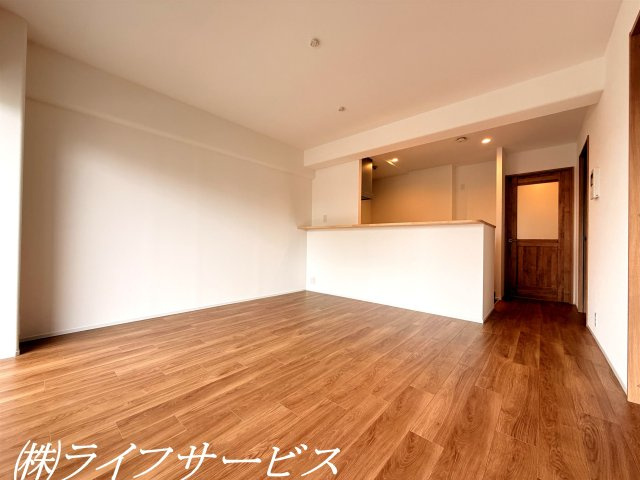 リビングルーム／カウンターキッチンからリビングを見渡せます！建具は温かみのある木目調を採用！