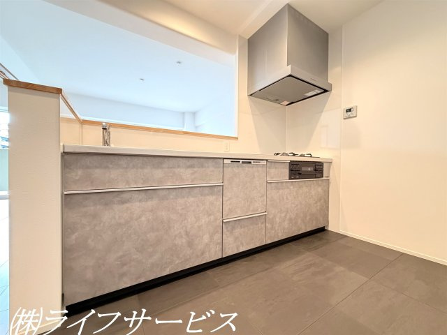 システムキッチン／食器洗浄乾燥機、浄水器付き、3口ガスコンロの機能的なキッチンです！