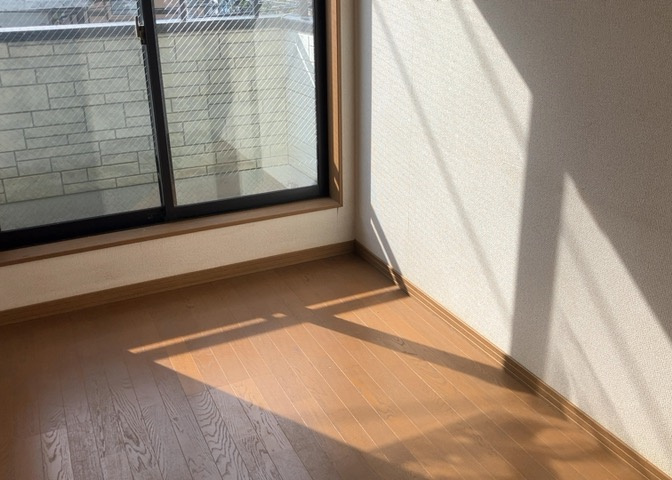 洋室のメリットは重い家具が置きやすく、身の回りが整理しやすいことです。　床がフローリングのため畳とは異なり凹みにくいです。　クローゼットなど収納が豊富で、普段使わない旅行カバンや服の整頓も簡単にです。