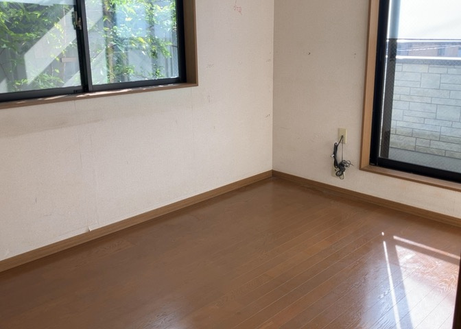 寝室でゆっくりと過ごすためにはベッド周りの適度な空間を担保することや窓の位置、照明の明るさ、寝室の広さなどを考える必要があります。自身や家族の構成とライフスタイルに併せて寝室にする部屋を選びましょう！