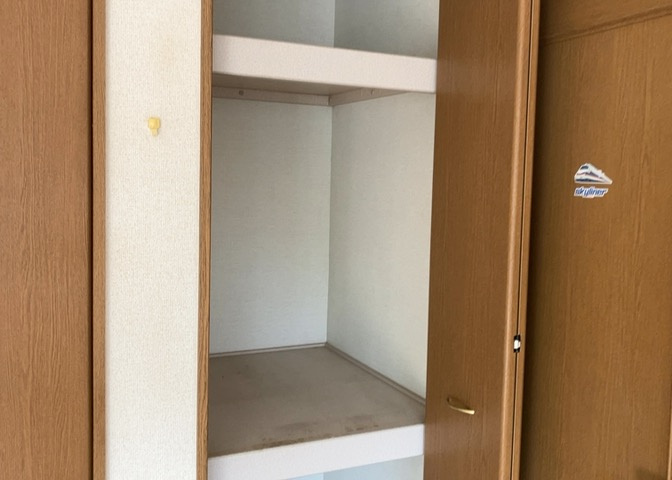 デザイン性を重視しすぎて収納が少なかった！なんてことにならないため、事前に現地で収納の数を確認しておくことをお勧めします。クローゼット以外にも床下収納や屋根裏収納、パントリーなどもチェックしましょう。