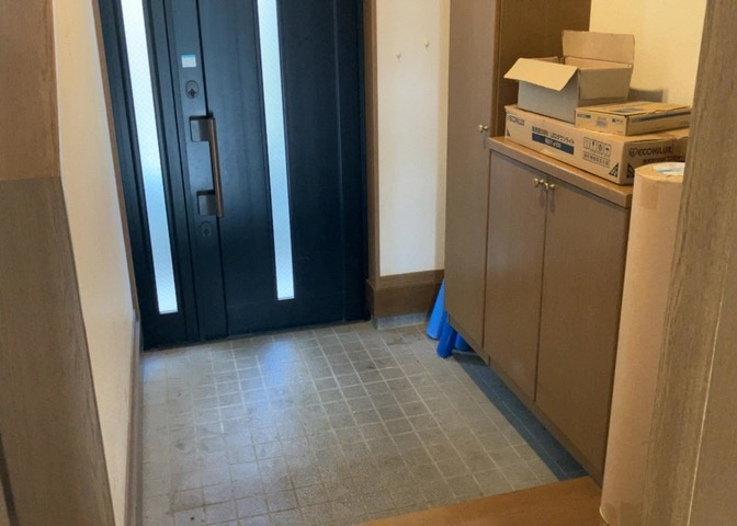 玄関は家の顔でもあり、家族以外の目にも止まる場所です。玄関は外との間を仕切る扉、靴などをしまっておく収納スペース、靴脱ぎのたたきスペース、来客とのやり取りをするドアホンなど複数のアイテムからなります。