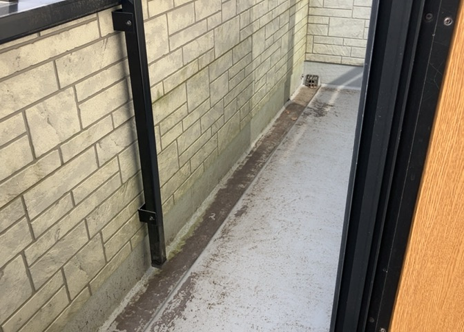 バルコニーは、室外の専用スペースのうち、「屋根がなく開放された空間」であるものを指します。ベランダより広いタイプのものが多く、日当たりもよいため家庭菜園などを楽しみたい人にとって適した環境となります。