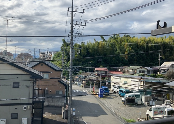 眺望を気にして物件を探す場合、前面に建物が建っていないか現地で確認しましょう！前面に建物があると景色はもちろん、日当たりや風通しにも影響が出てきます。住んだ時のことを想像しながら現地見学をしましょう。