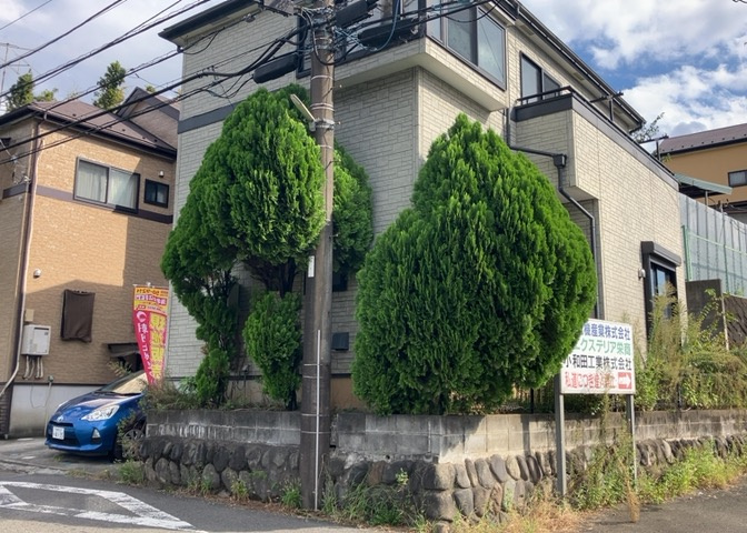住宅用の土地では前面道路に2m以上接していなければならないと法律で定められています。しかし、お持ちの車のサイズやライフスタイルなどにより、2mでは利便が悪い場合もございますので、事前に確認しましょう。