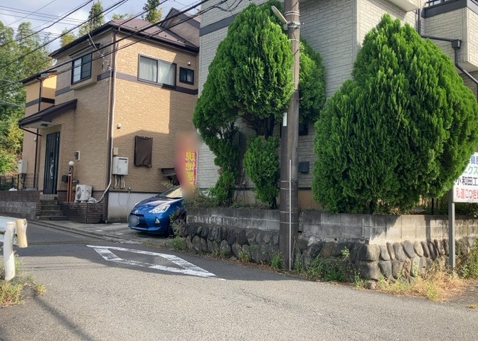 お持ちの車種によっては前面道路が広い方が便利でしょう。しかし、前面道路が広ければその分交通量が多くなるため、騒音などが気になる場合があります。実際に現地を見学し、周辺交通量や騒音などを確認しましょう！